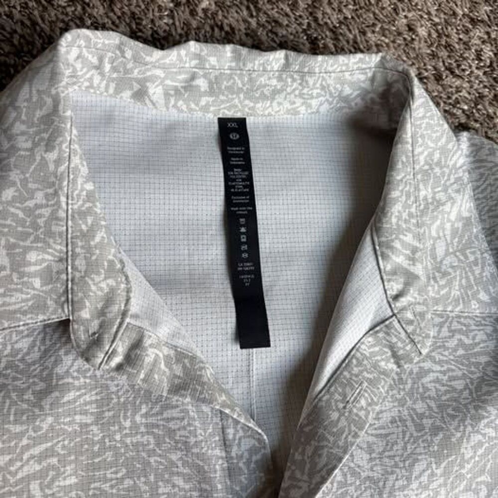 Lululemon Short Sleeve Button Up Shirt Gray Patterned Mens XXL
